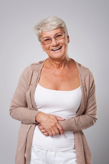 retrato-de-mulher-feliz-e-elegante-senior_329181-2250